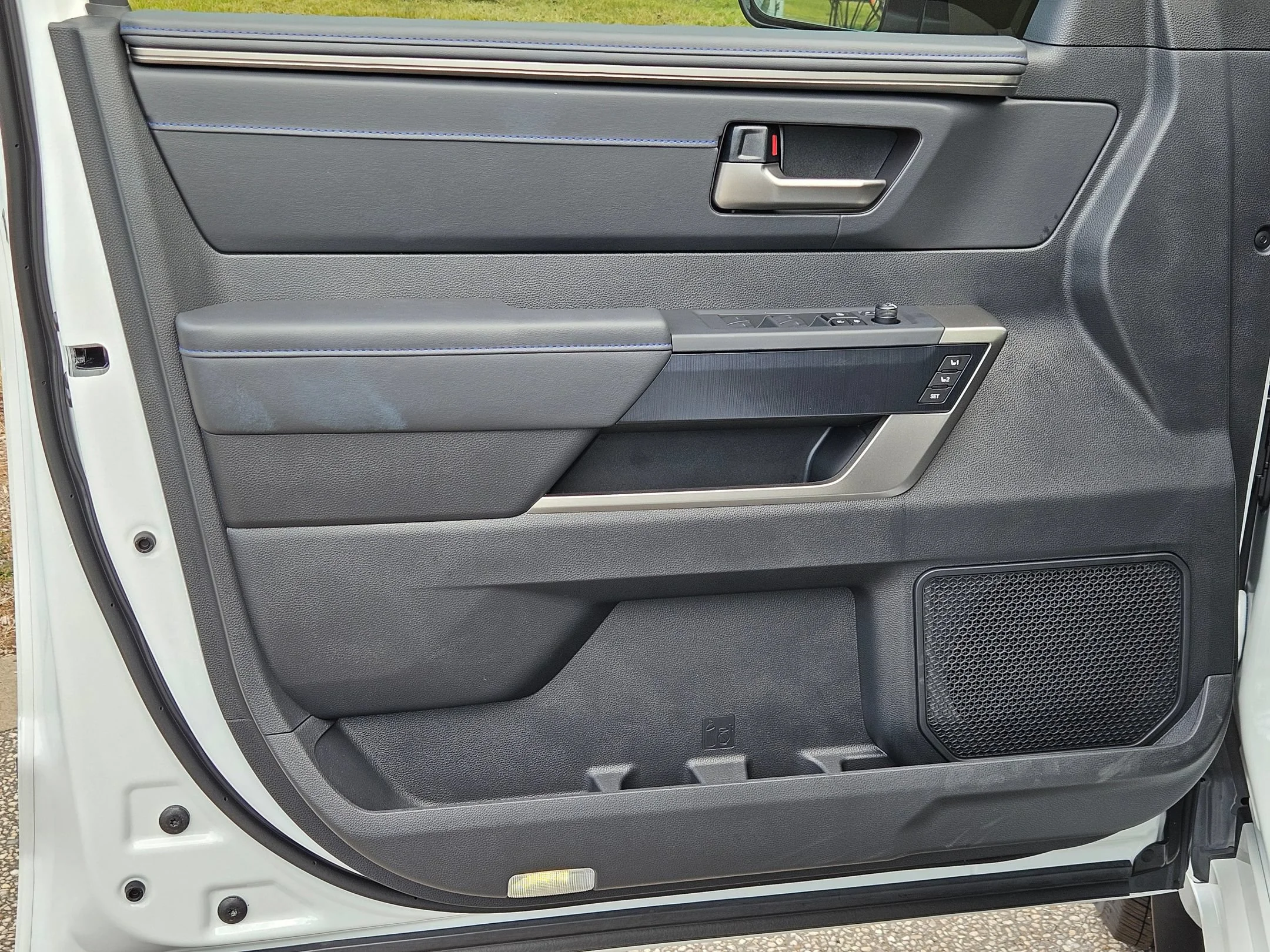 New 2026 Wind Chill Pearl Toyota Platinum image 11