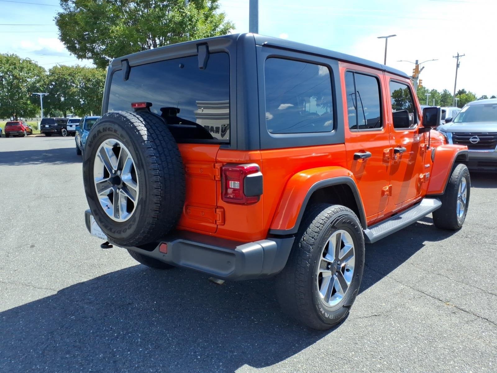 Used 2018 Punkn Metallic Clearcoat Jeep Sahara image 2