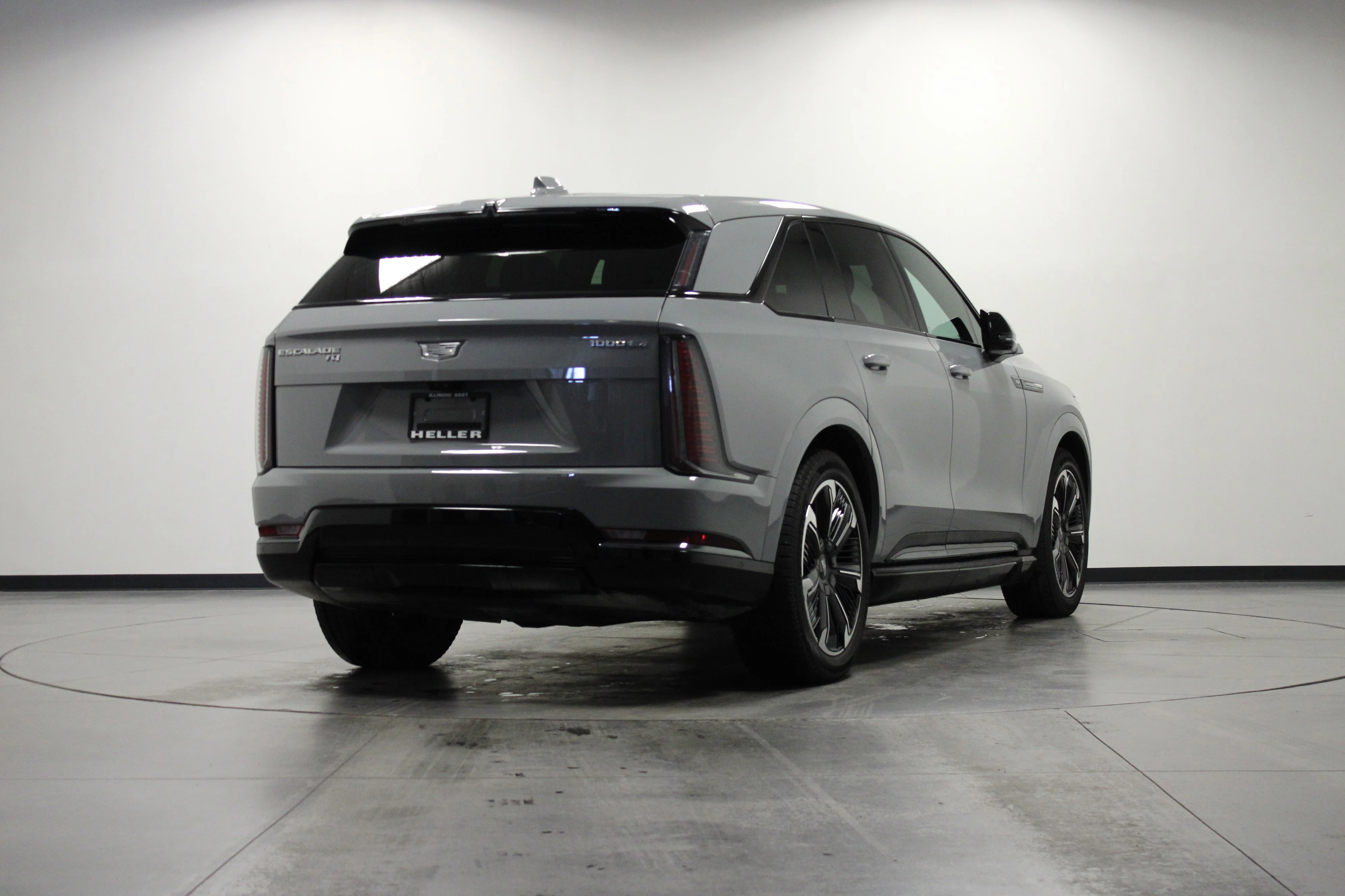 Used 2026 Luna Metallic Cadillac Sport image 4