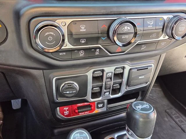 Used 2018 White Jeep Unlimited Rubicon image 22