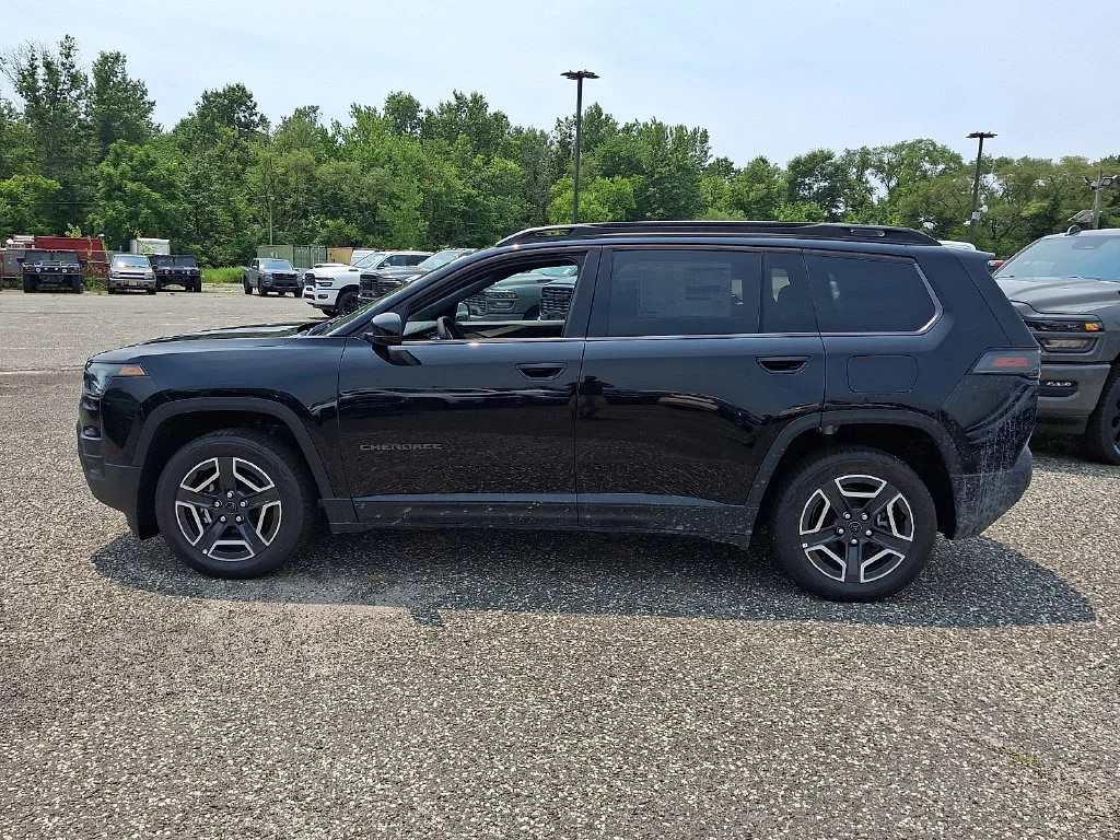 New 2026 Diamond Black Crystal Pearl-Coat Exterior Paint Jeep Laredo image 5