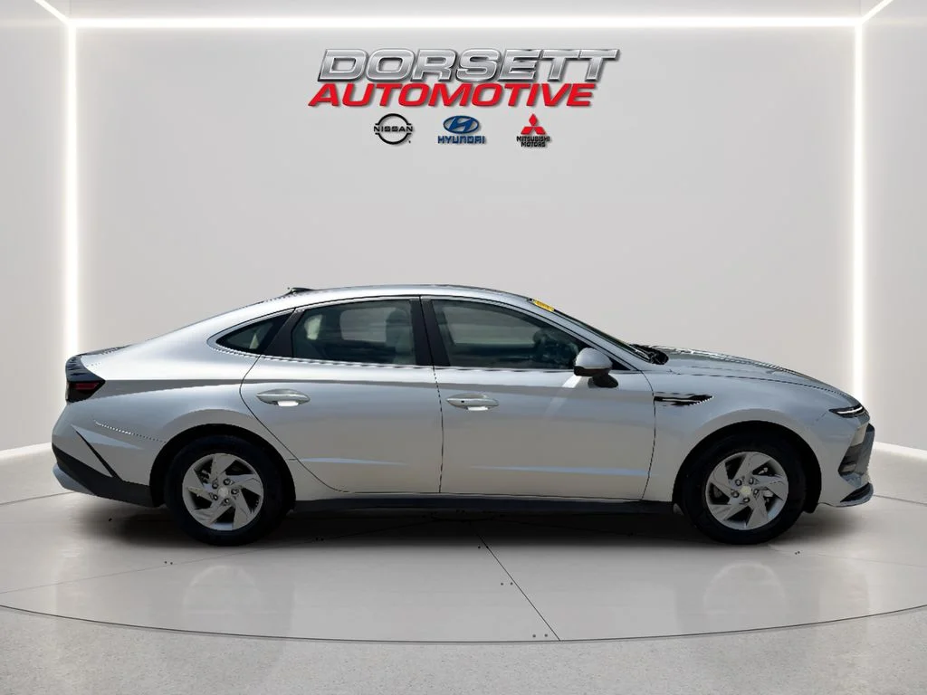 Certified Used 2025 Aero Silver Hyundai SE image 5