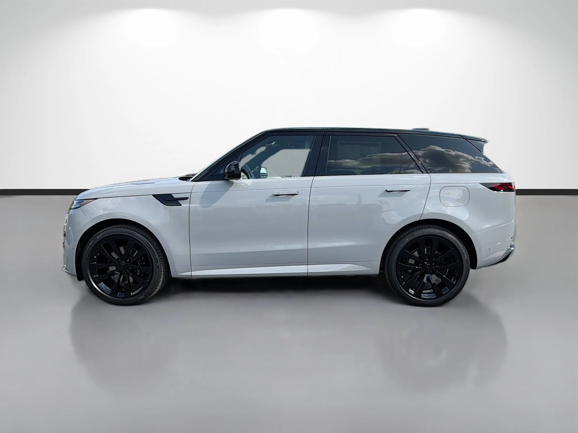 New 2026 Borasco Grey Metallic Land Rover Dynamic SE image 2