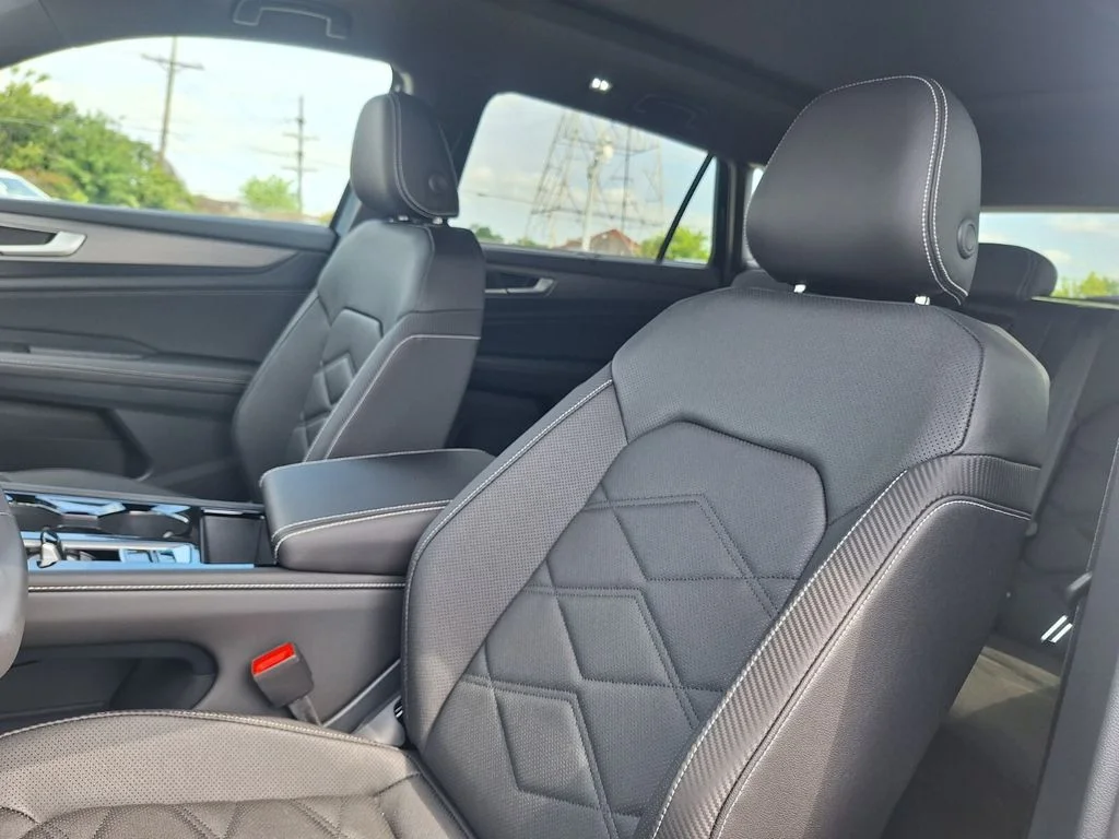New 2026 Black Volkswagen 2.0T SE w/Technology image 11