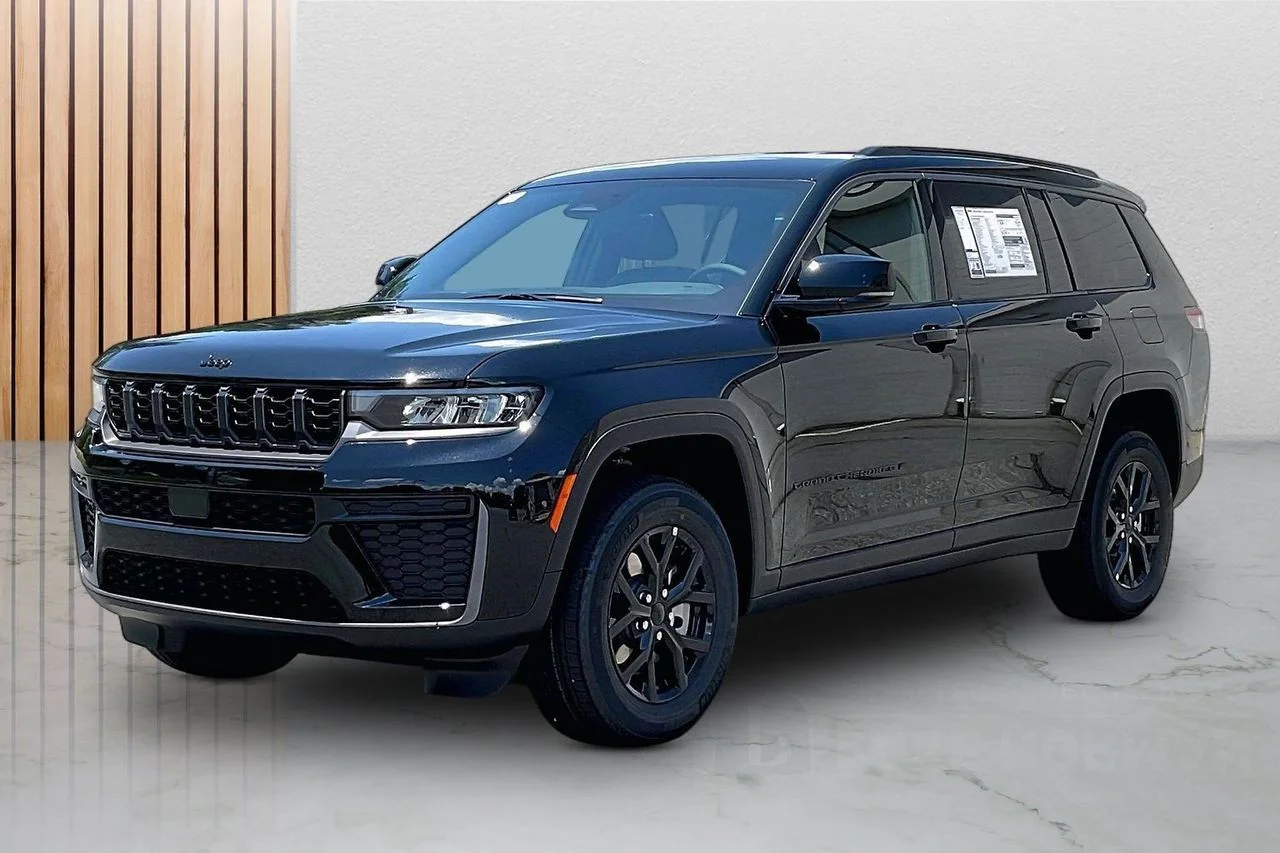 New 2026 Diamond Black Crystal Pearl-Coat Exterior Paint Jeep Altitude image 4