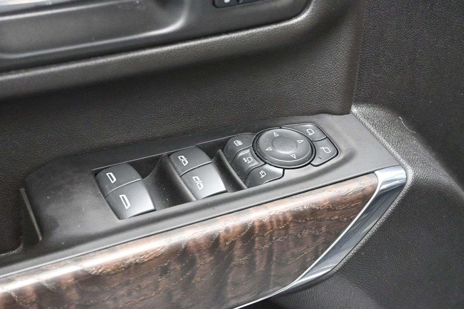 Used 2022 White Frost Tricoat GMC Denali image 11