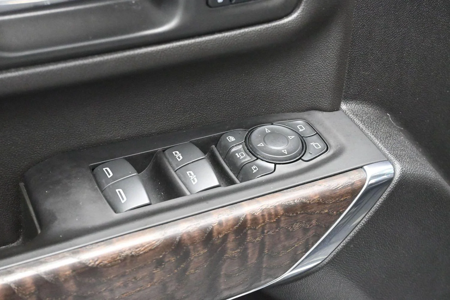 Used 2022 White Frost Tricoat GMC Denali image 11