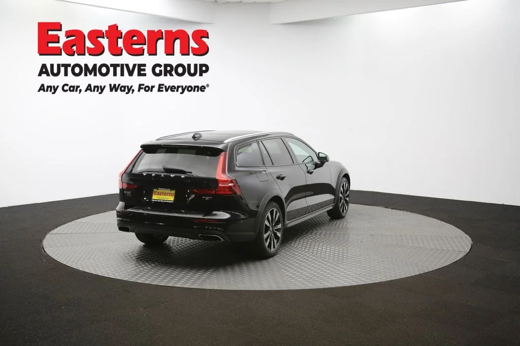 Used 2022 Black Volvo T5 image 38