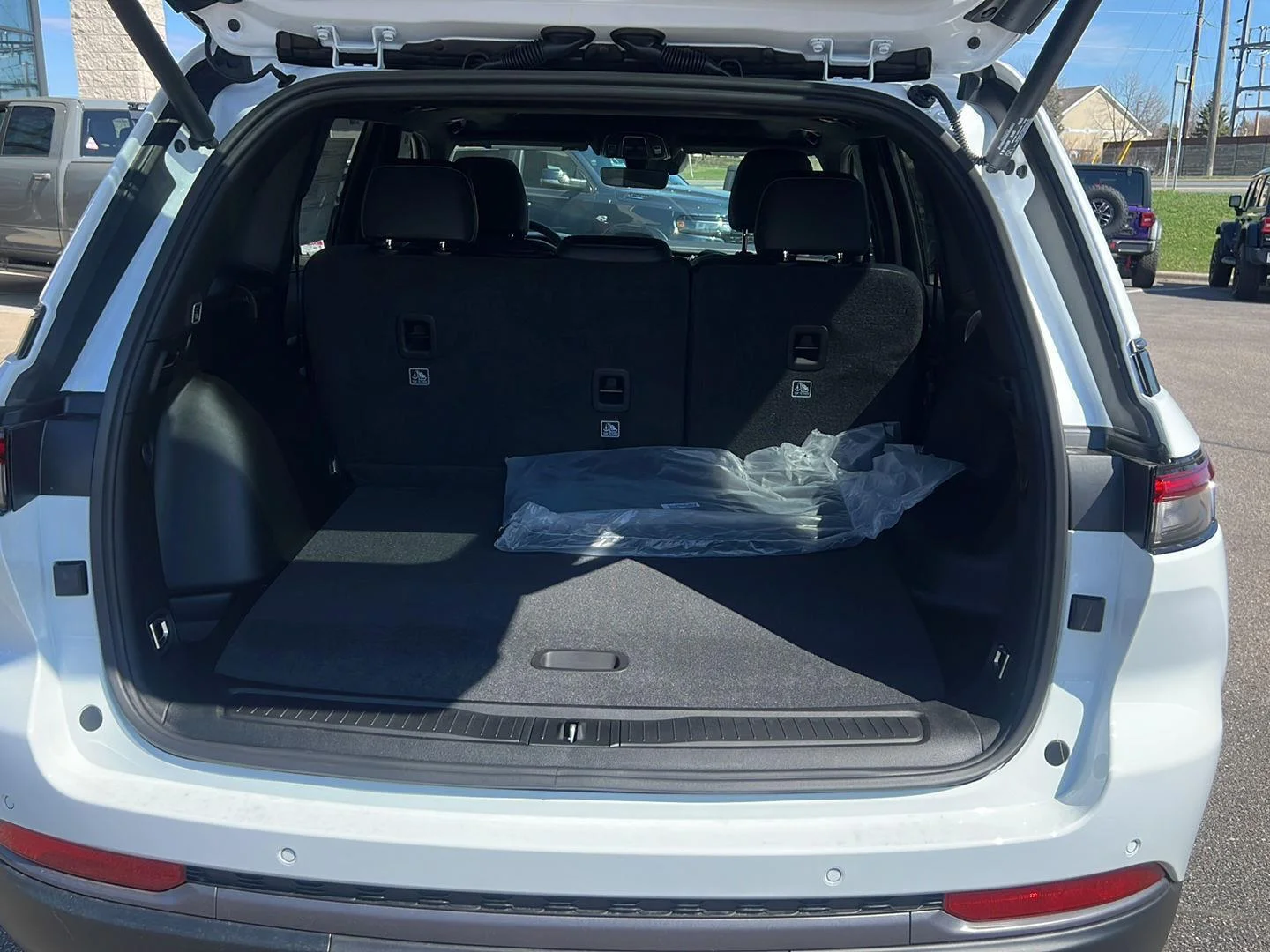 New 2026 Bright White Clearcoat Jeep Laredo Altitude image 20