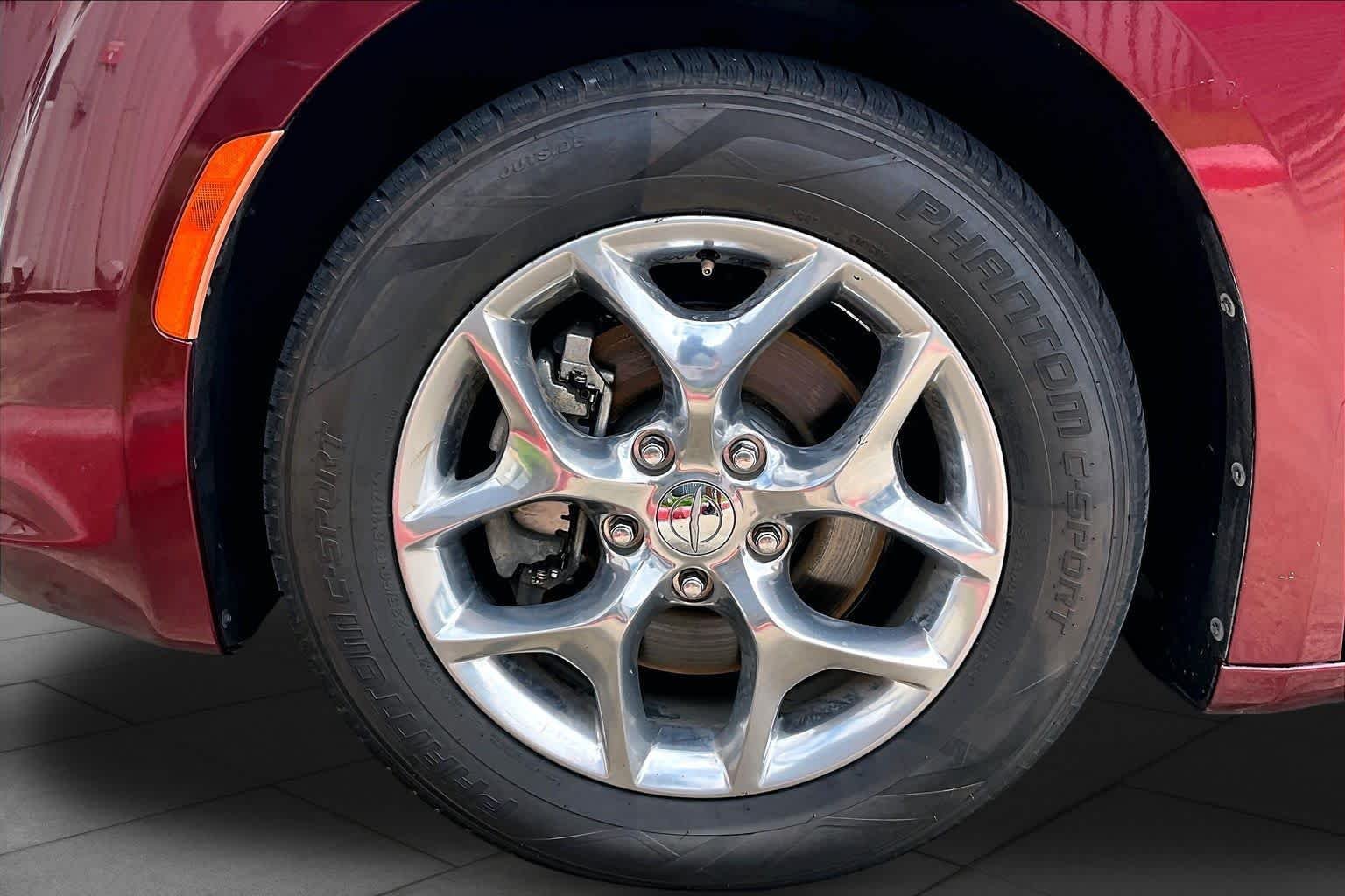 Used 2018 Velvet Red Pearlcoat Chrysler Limited image 10