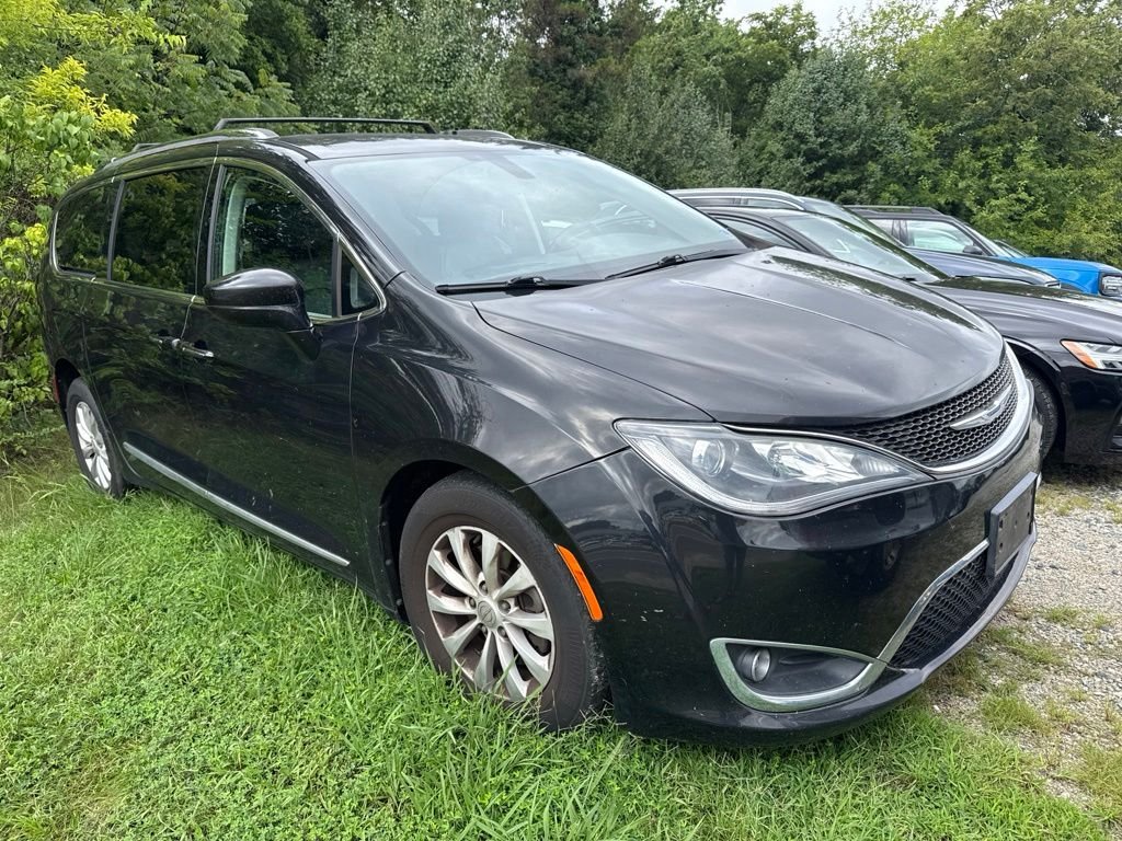 Used 2018 Black Chrysler Touring L image 3