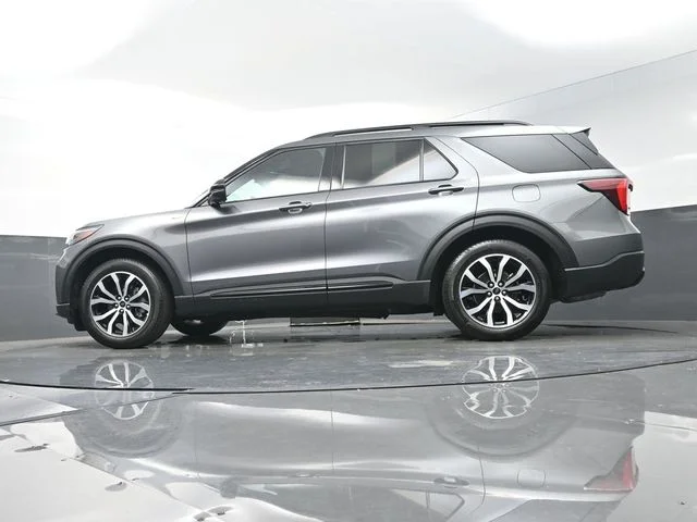 Used 2025 Gray Ford ST-Line image 34