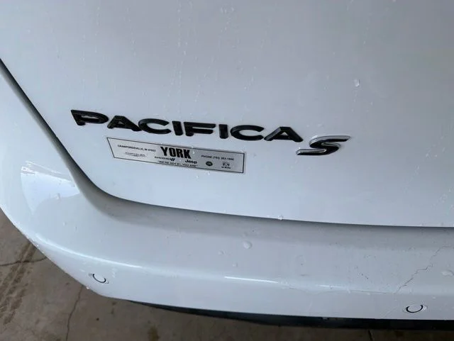 New 2027 Bright White Clear-Coat Exterior Paint Chrysler Limited image 4