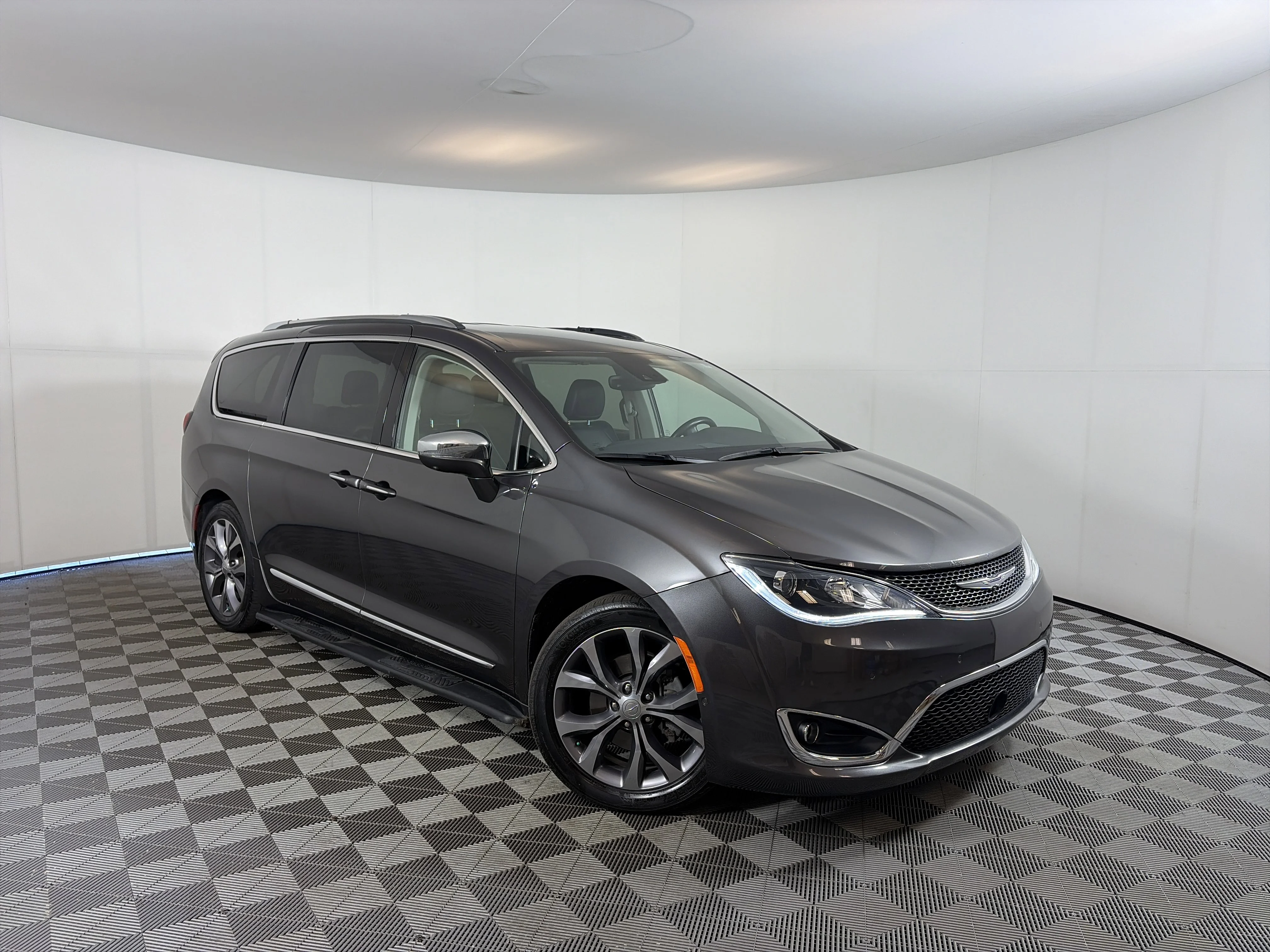 2019 Chrysler Pacifica Limited's photo