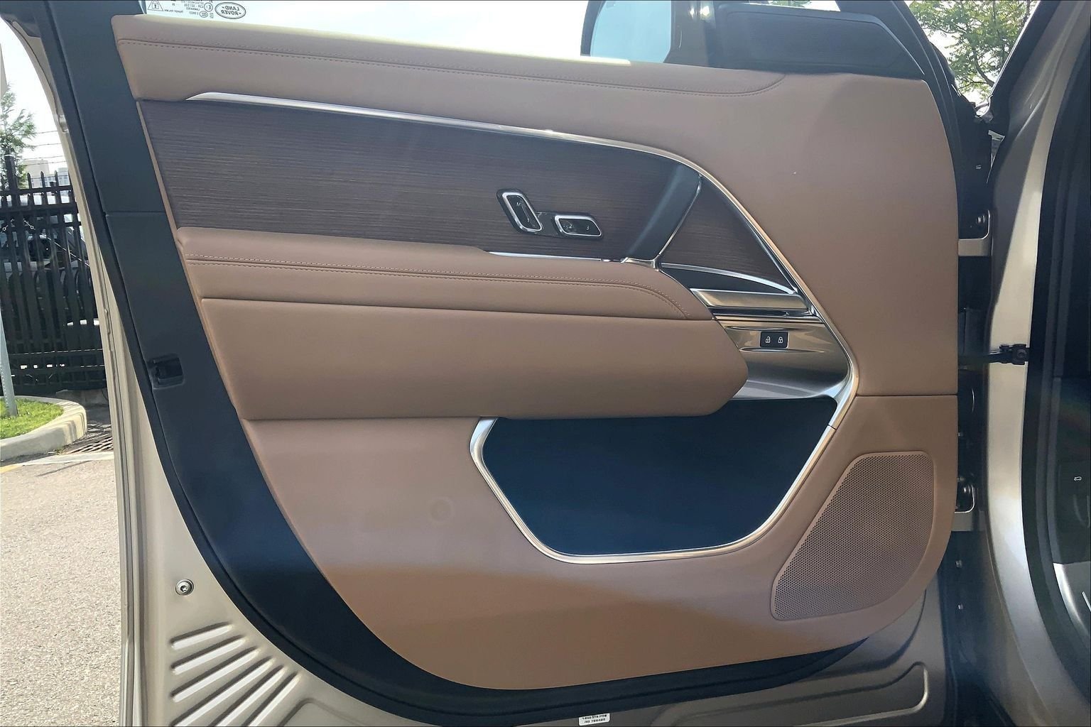 New 2026 Batumi Gold LAND ROVER SE LWB 7-Seats / V8 image 10