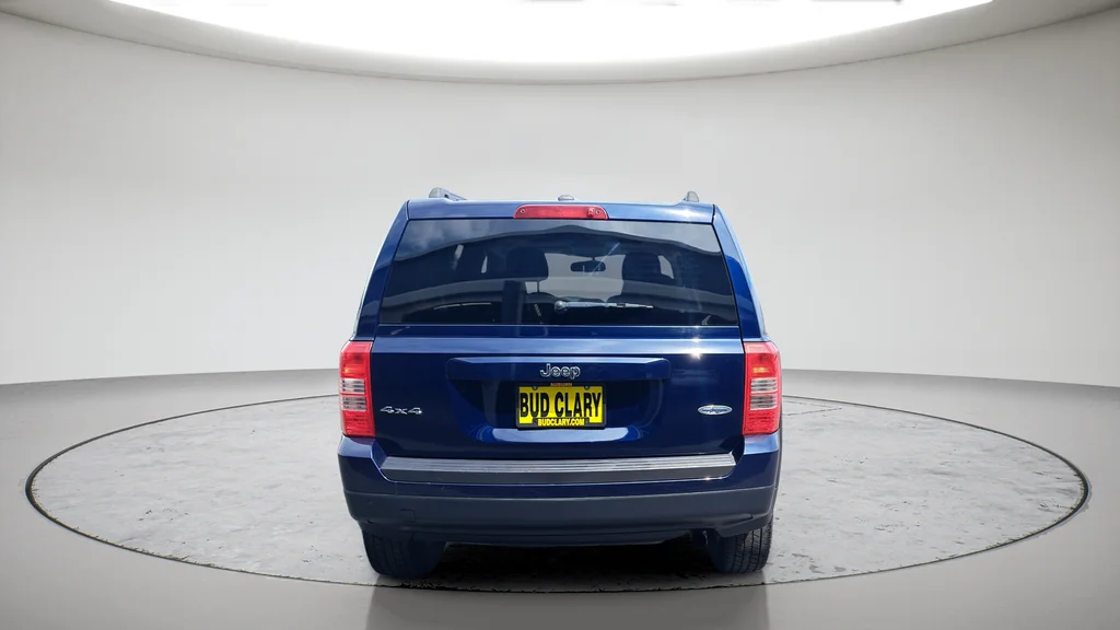 Used 2015 Blue Jeep Latitude image 4