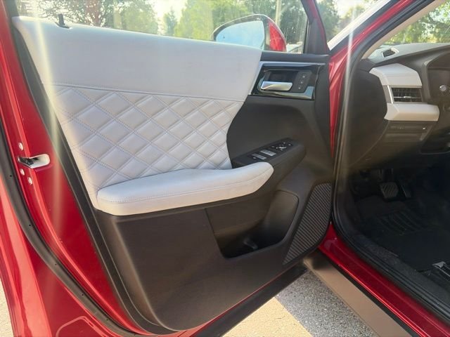 Used 2023 Red Mitsubishi SEL image 3