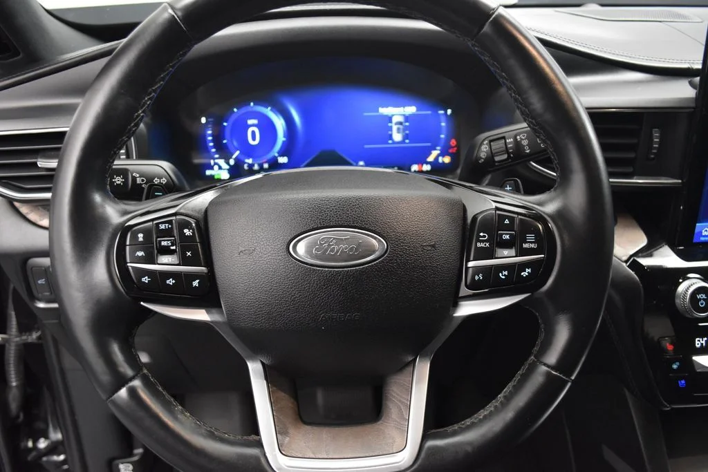 Used 2021 Black Metallic Ford Platinum image 11