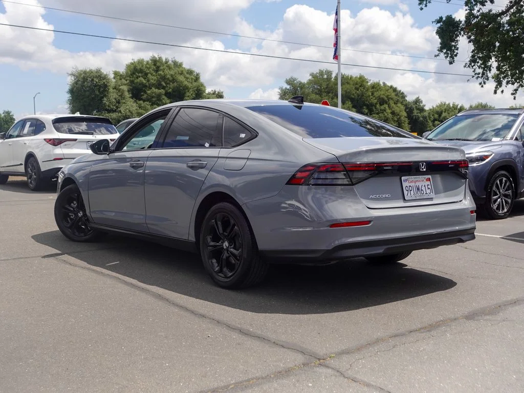 Used 2025 Urban Gray Pearl Honda SE image 9