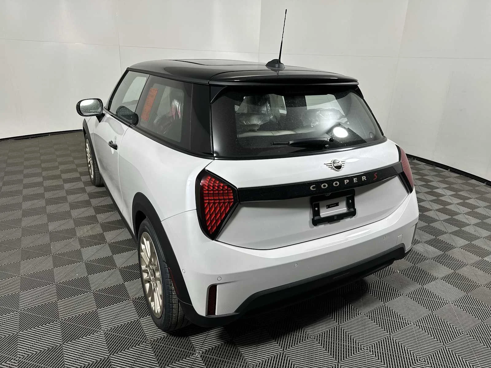 New 2026 Nanuq White Metallic MINI Signature Plus image 3