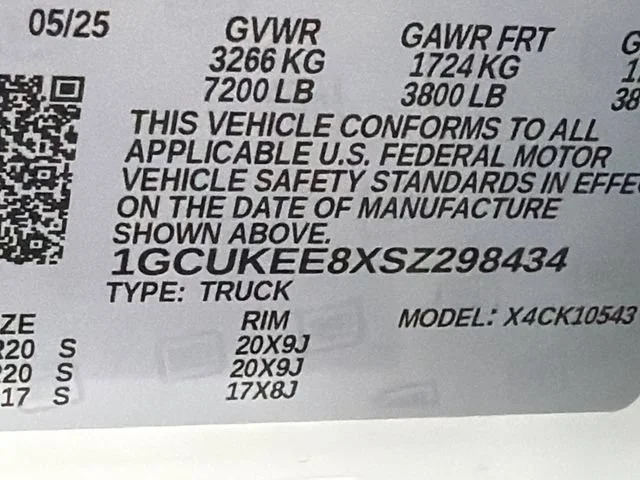 Used 2025 Summit White Chevrolet RST image 33