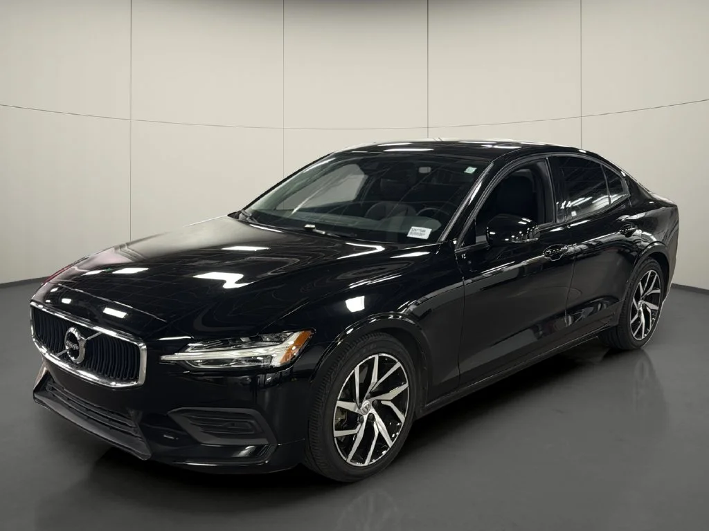 Used 2019 Black Volvo T6 Momentum image 3