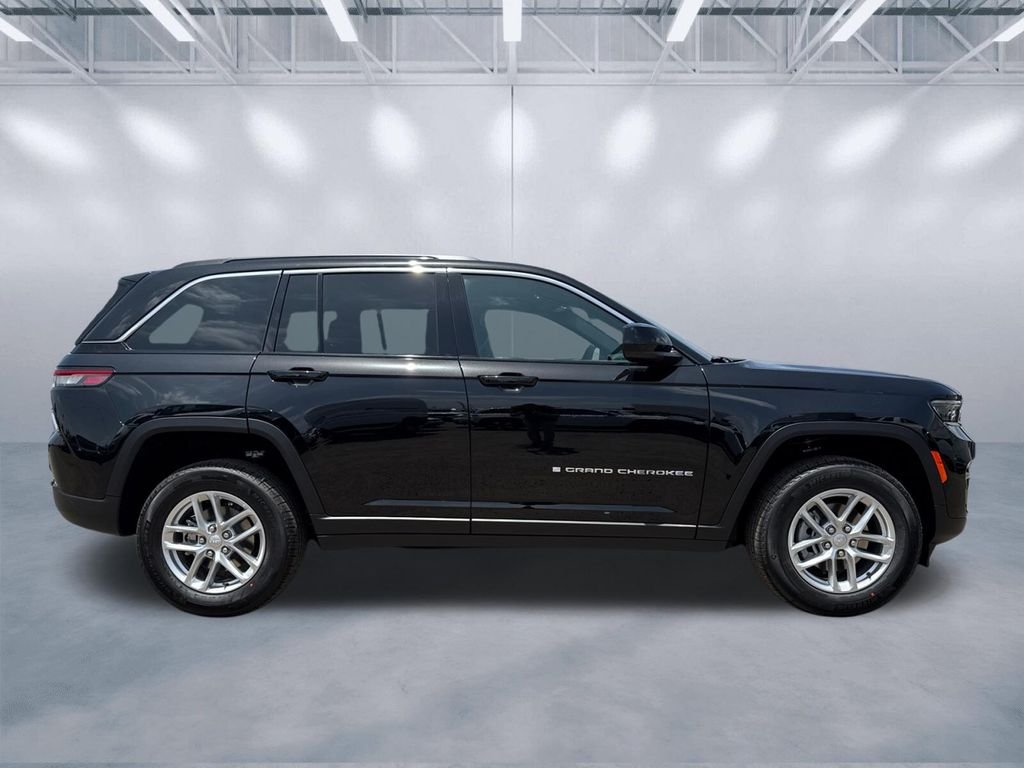 New 2026 Diamond Black Crystal Pearl-Coat Exterior Paint Jeep Laredo image 3