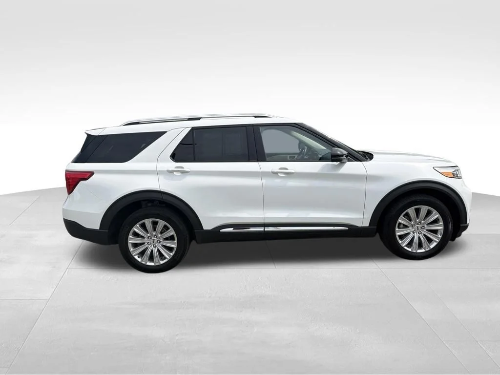 Used 2023 White Ford Limited image 6