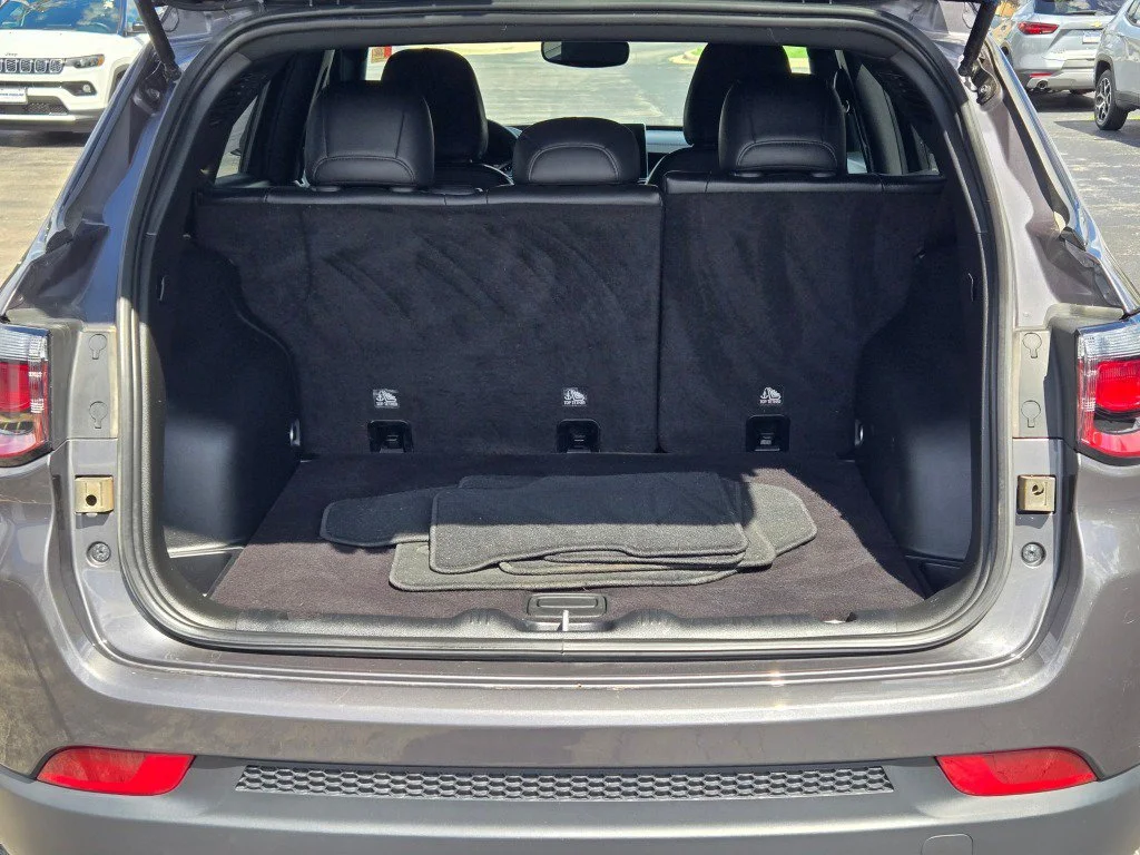Used 2024 Gray Jeep Latitude 4x4 image 14