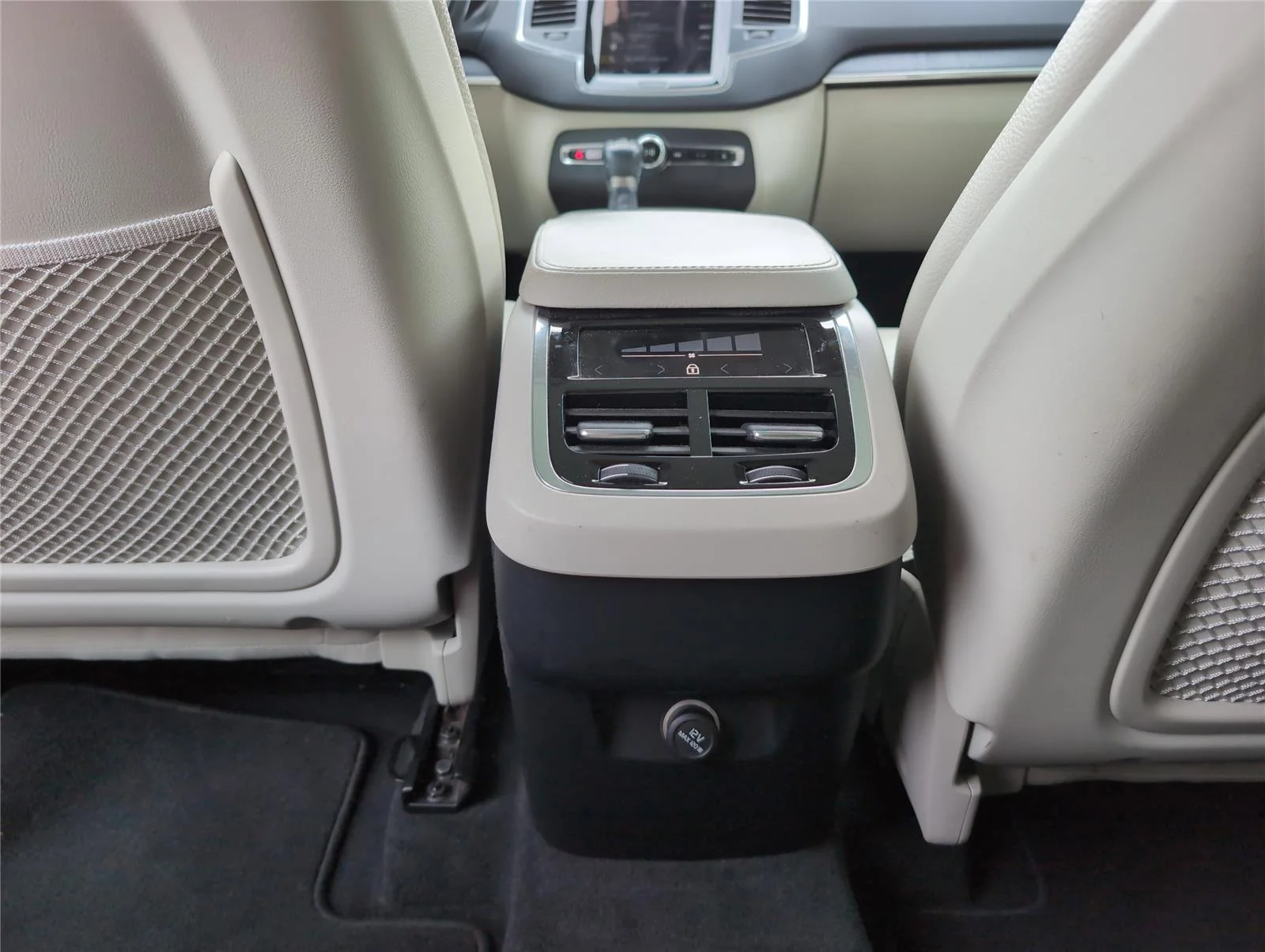 Used 2020 Crystal White Metallic Volvo Momentum image 30