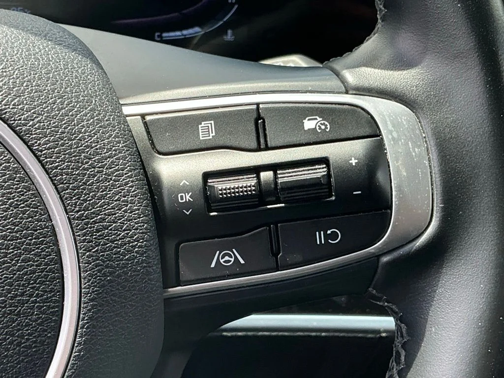 Used 2023 White Kia X-Line image 30