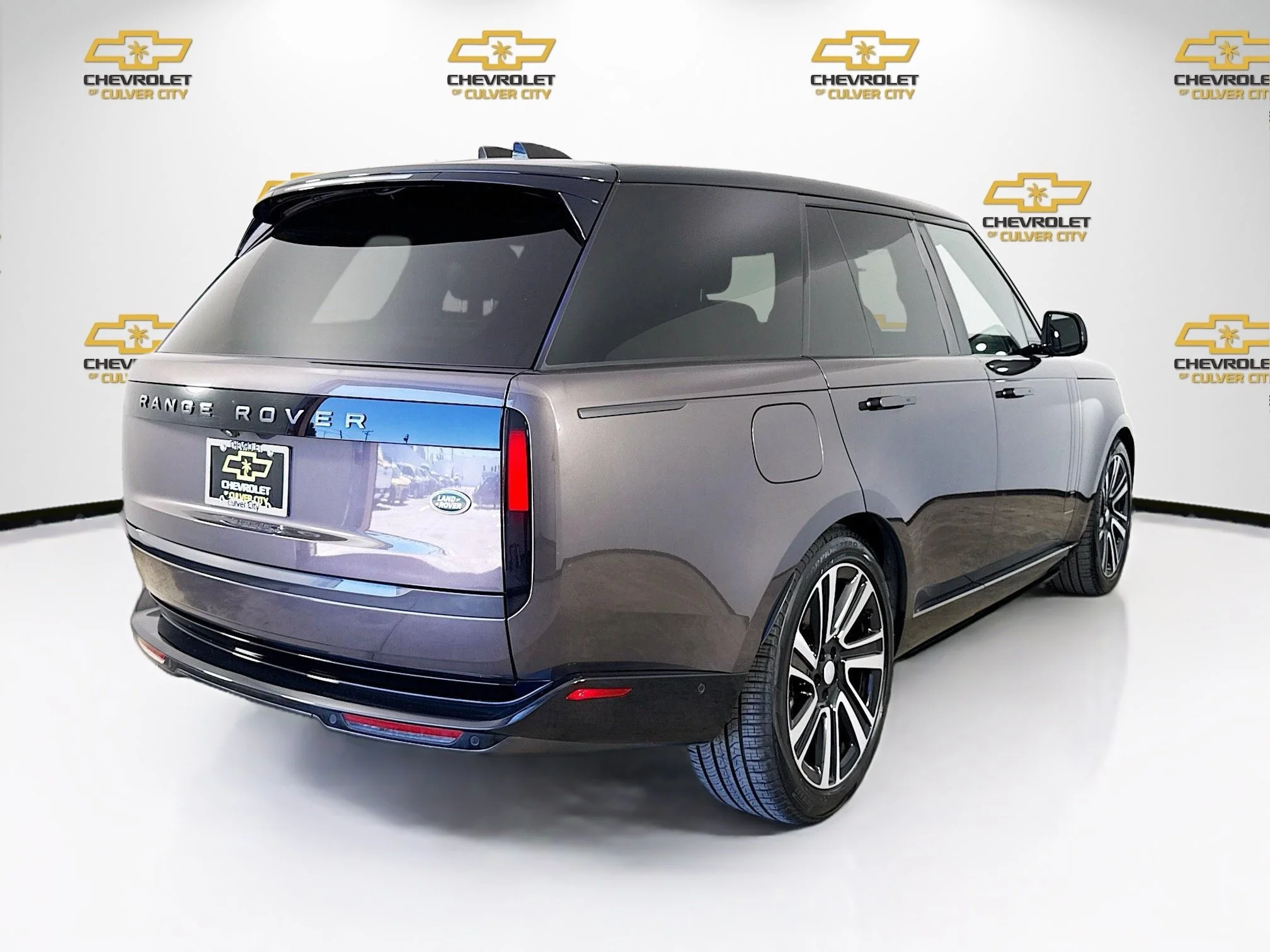 Used 2023 Gray Land Rover SE image 8