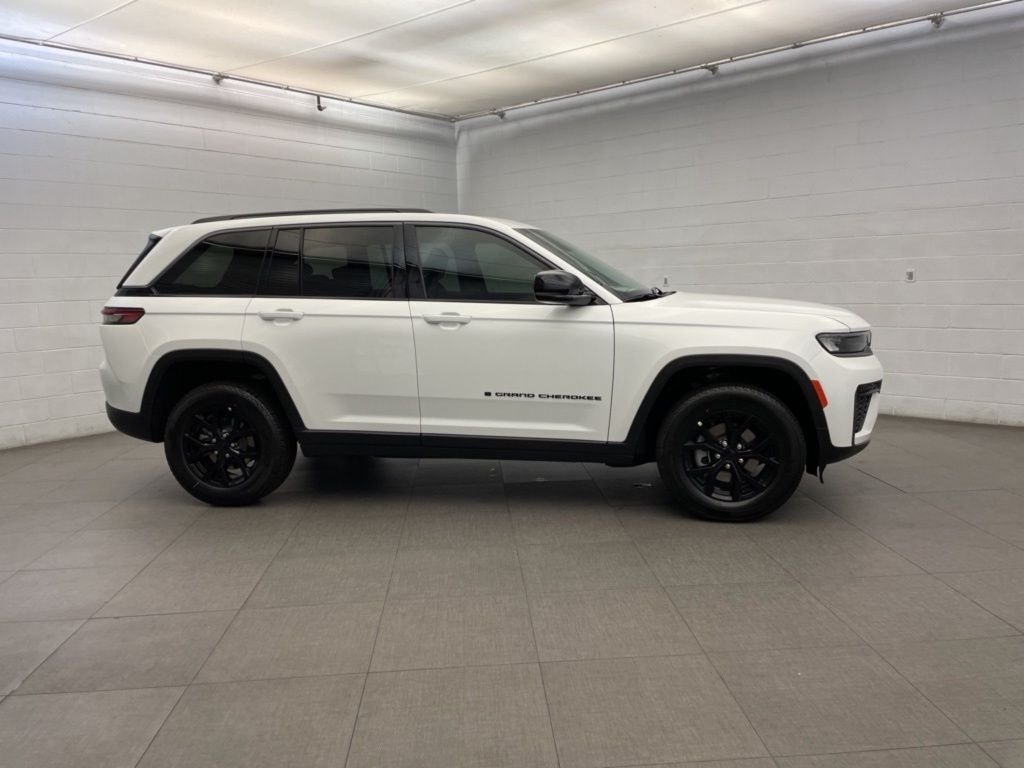 New 2026 Bright White Clearcoat Jeep Altitude image 2