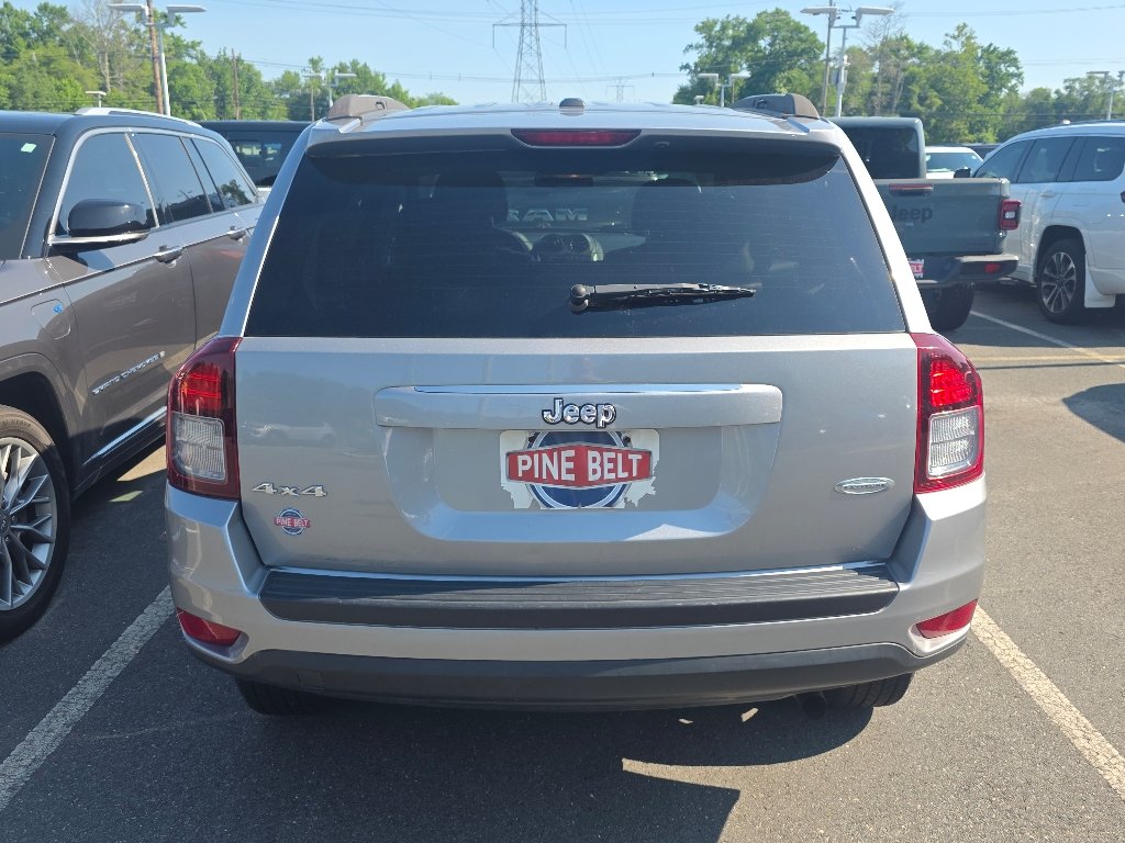 Used 2017 Billet Silver Metallic Clear Coat Jeep Latitude image 4