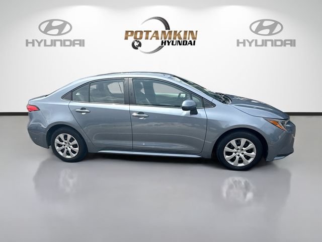 Used 2022  Toyota LE image 4