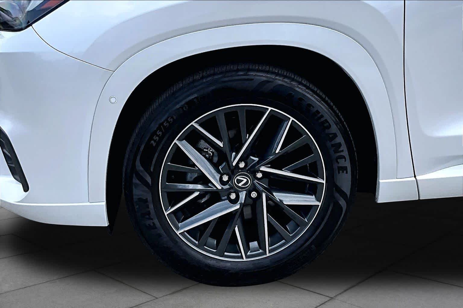 Used 2024 Wind Chill Pearl Lexus Luxury image 11