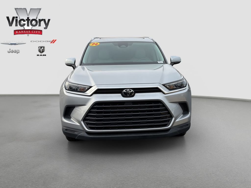 Used 2024 Toyota Grand Highlander XLE with VIN 5TDAAAA55RS007196 for sale in Kansas City