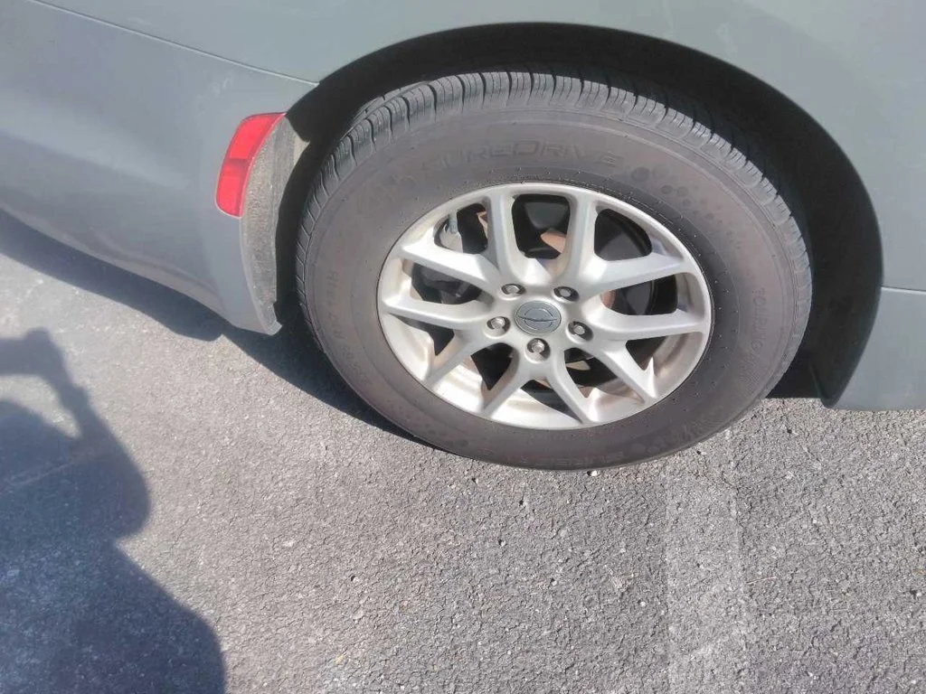 Used 2025 Gray Chrysler Select image 3