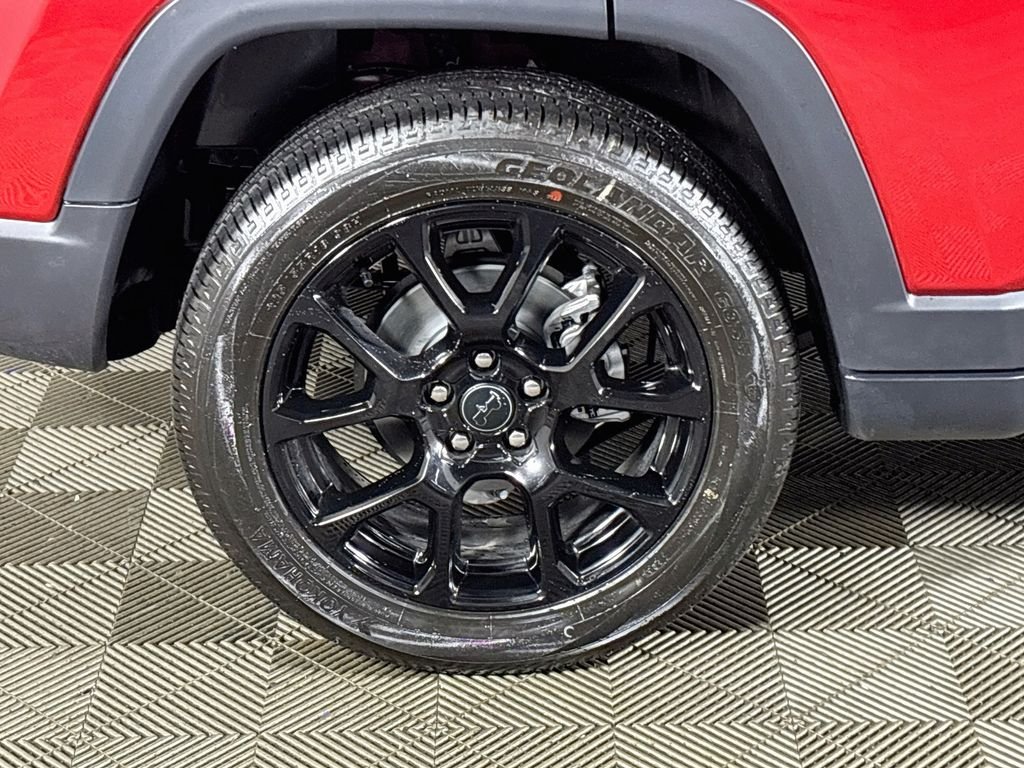 New 2026 Red Hot Pearl-Coat Exterior Paint Jeep Latitude image 22