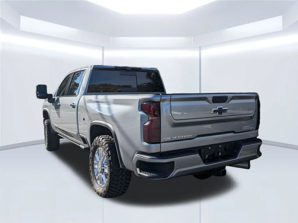 Used 2025 Gray Chevrolet High Country image 3