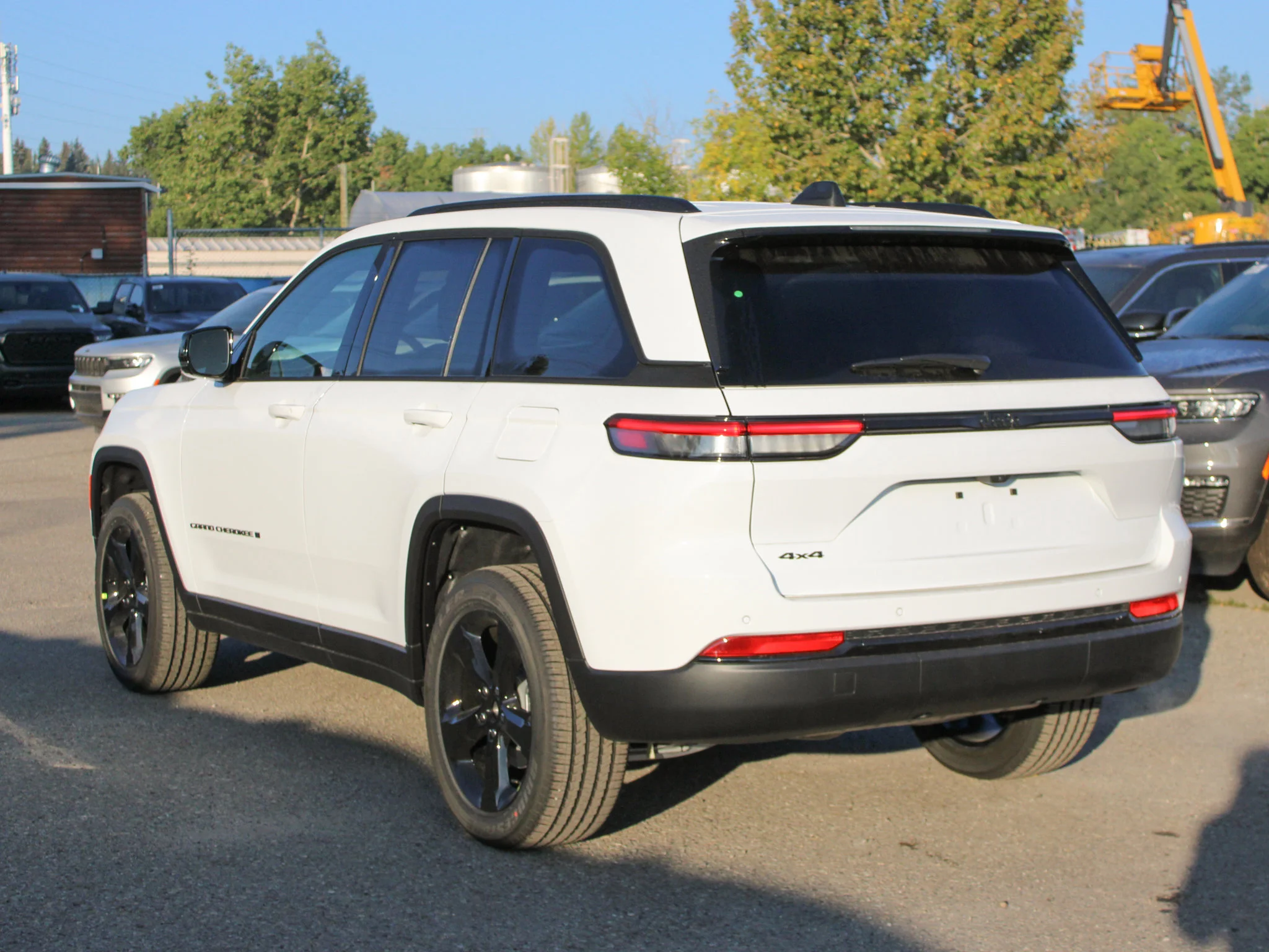 New 2025 White Jeep Altitude* 4x4, Sunroof, Trailer Tow Pkg, Remote Start image 3