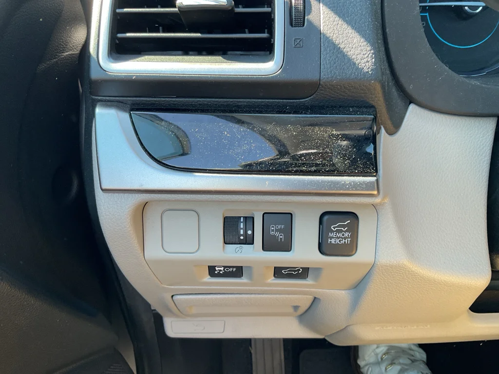 Used 2018 Ice Silver Metallic Subaru Limited image 22