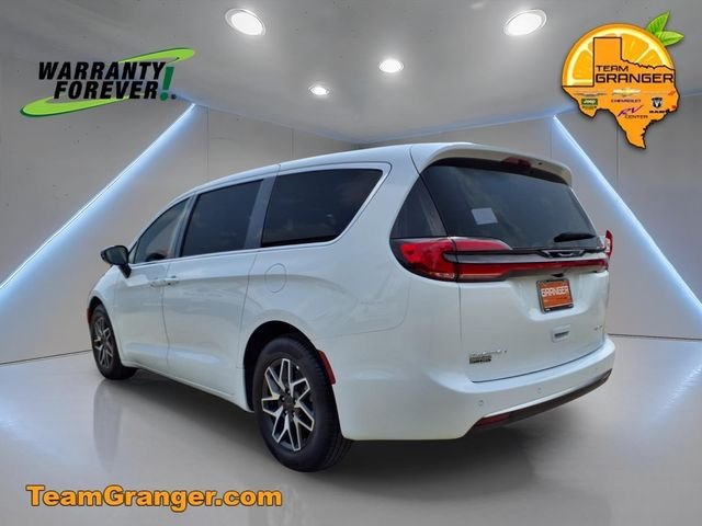 New 2027 Bright White Clear-Coat Exterior Paint Chrysler Limited image 4