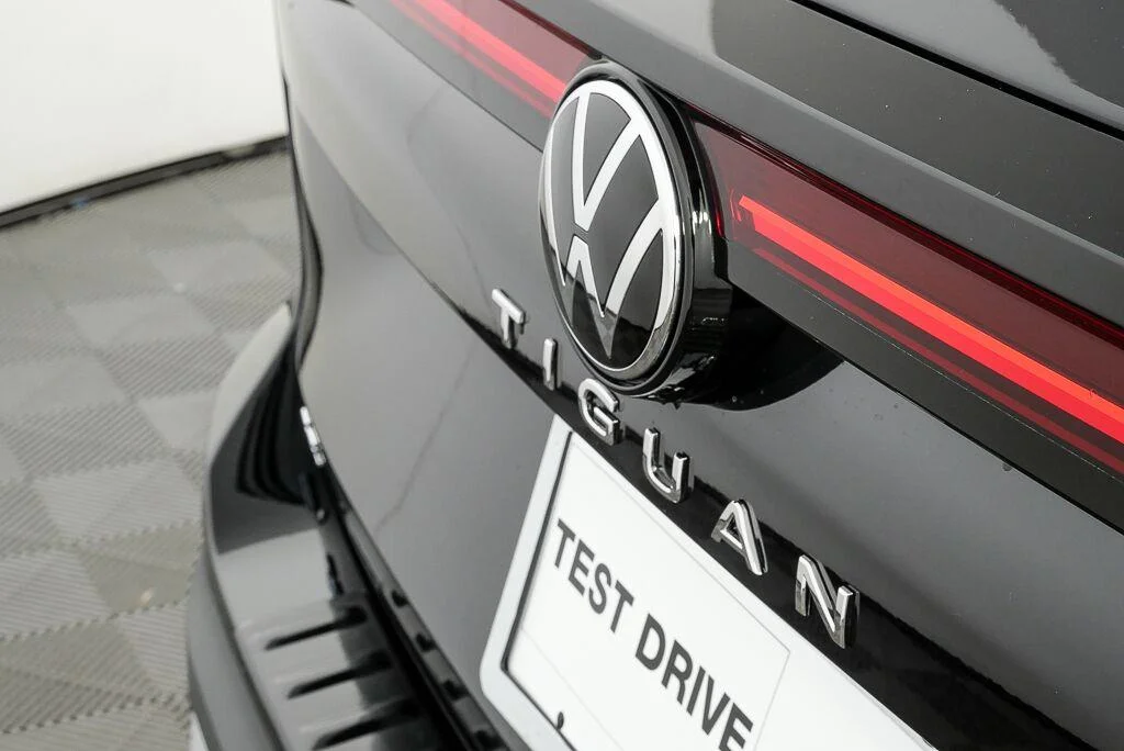 New 2026 Deep Black Pearl Volkswagen SE image 37