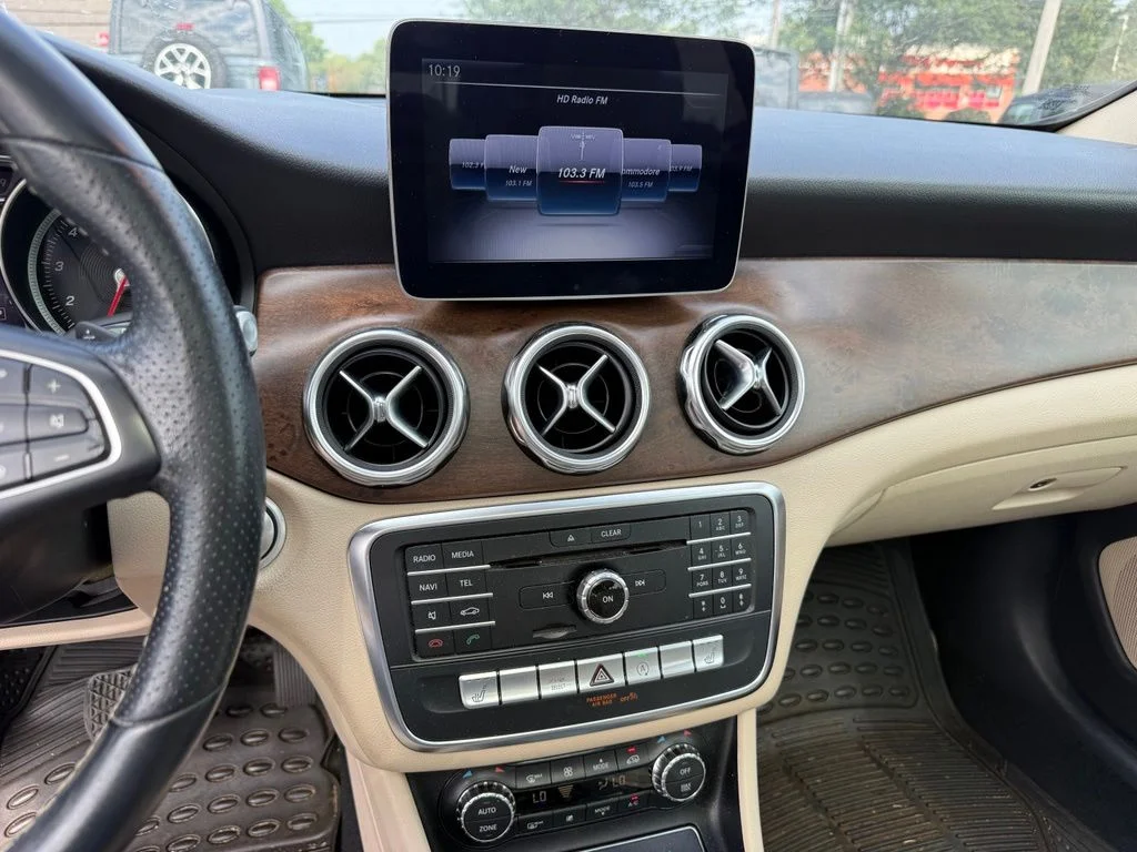 Used 2019 Black Mercedes-Benz GLA 250 image 18