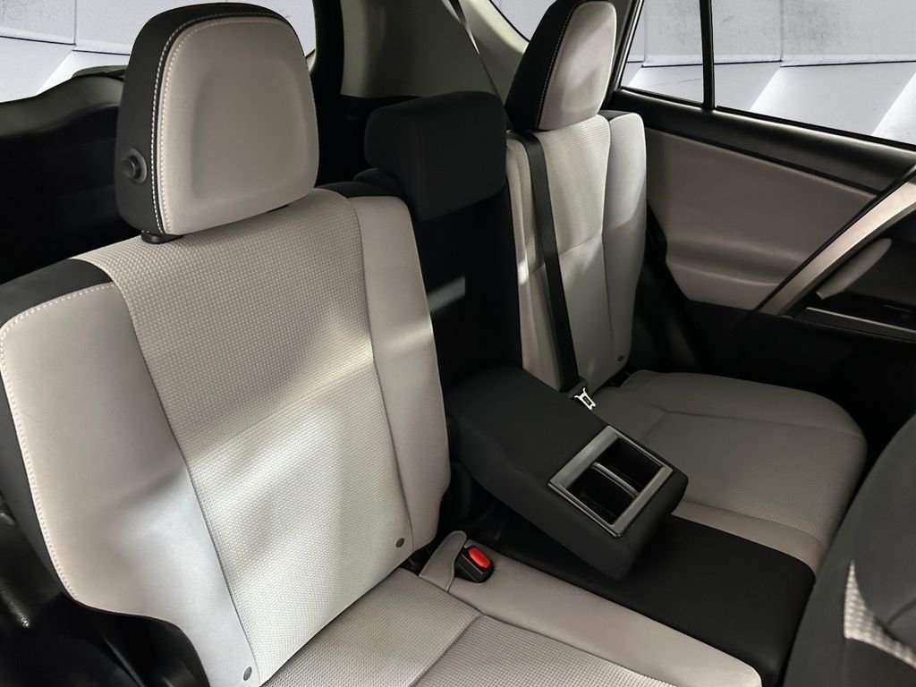 Used 2018 Silver Toyota XLE image 16