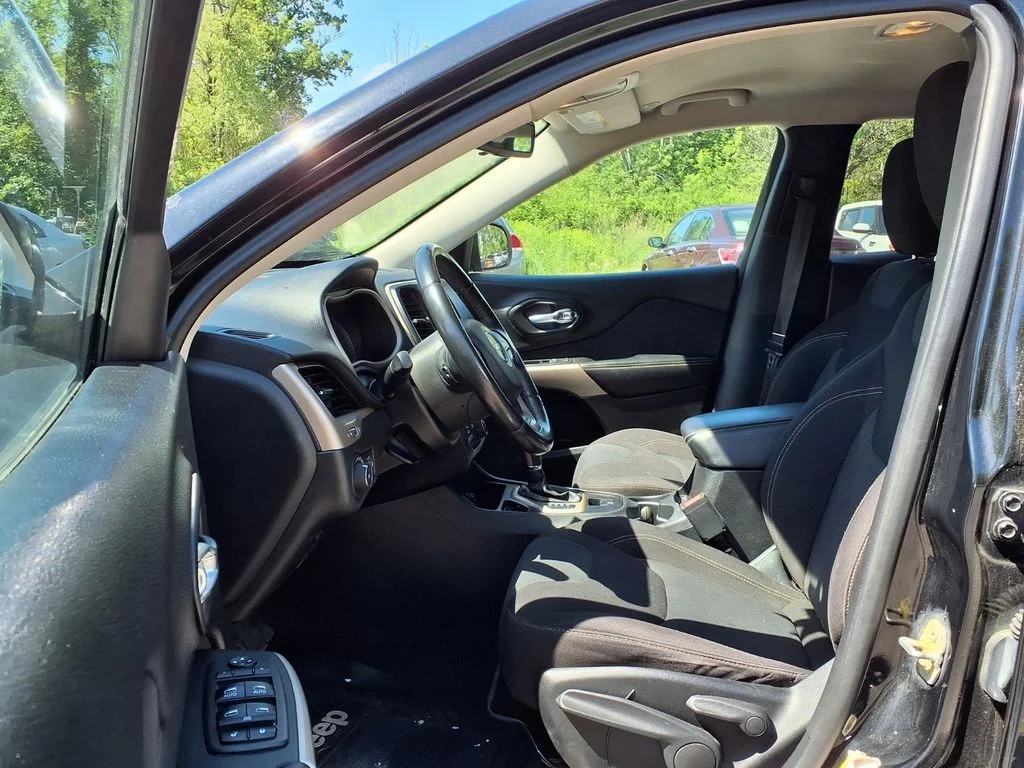 Used 2018 Black Jeep Latitude image 12