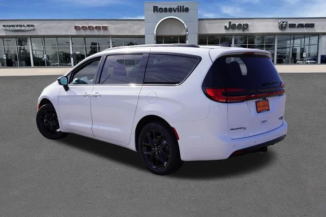New 2026 Bright White Clear-Coat Exterior Paint Chrysler Limited image 6