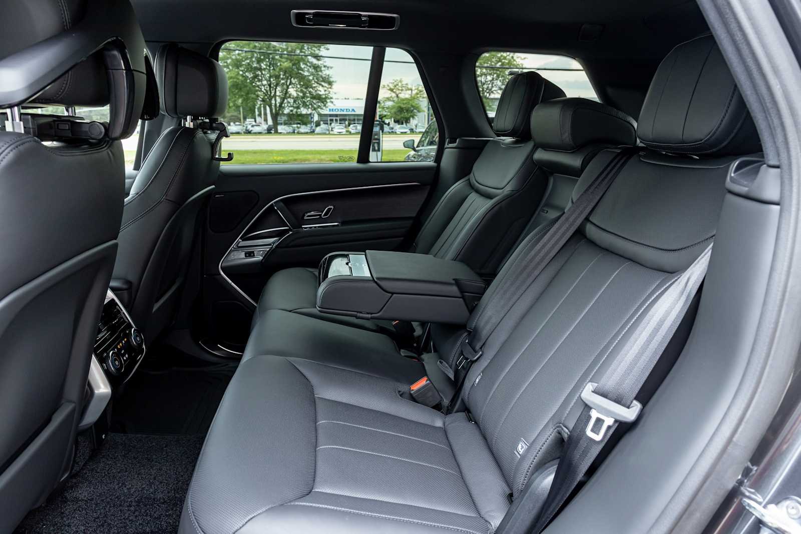 New 2026 Carpathian Grey Land Rover SE image 5