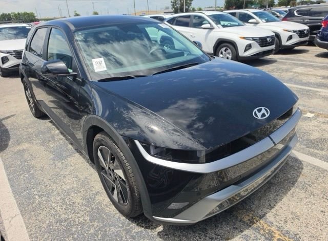 Certified Used 2025 Abyss Black Hyundai SE image 3